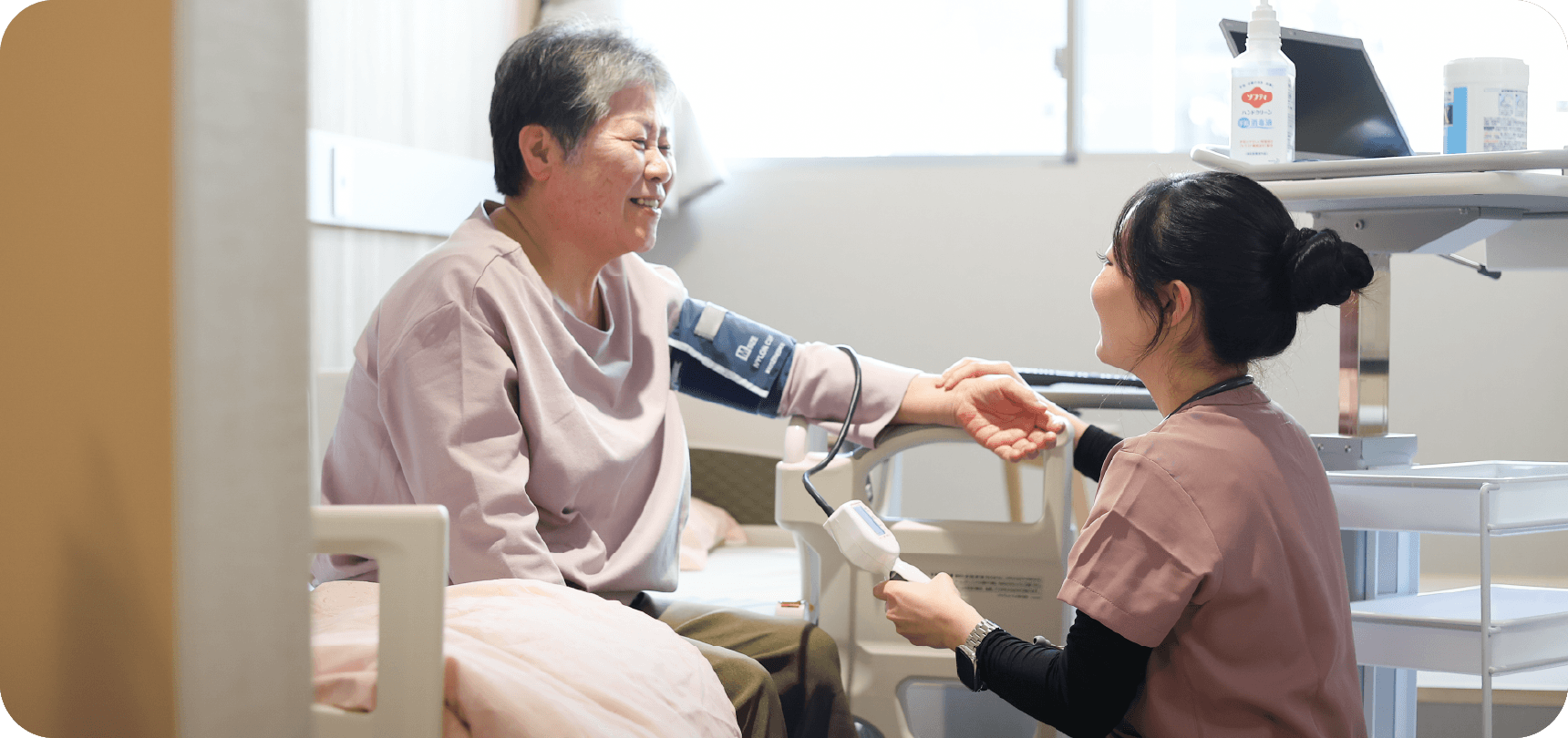 スタッフが入居者の血圧を測っている様子